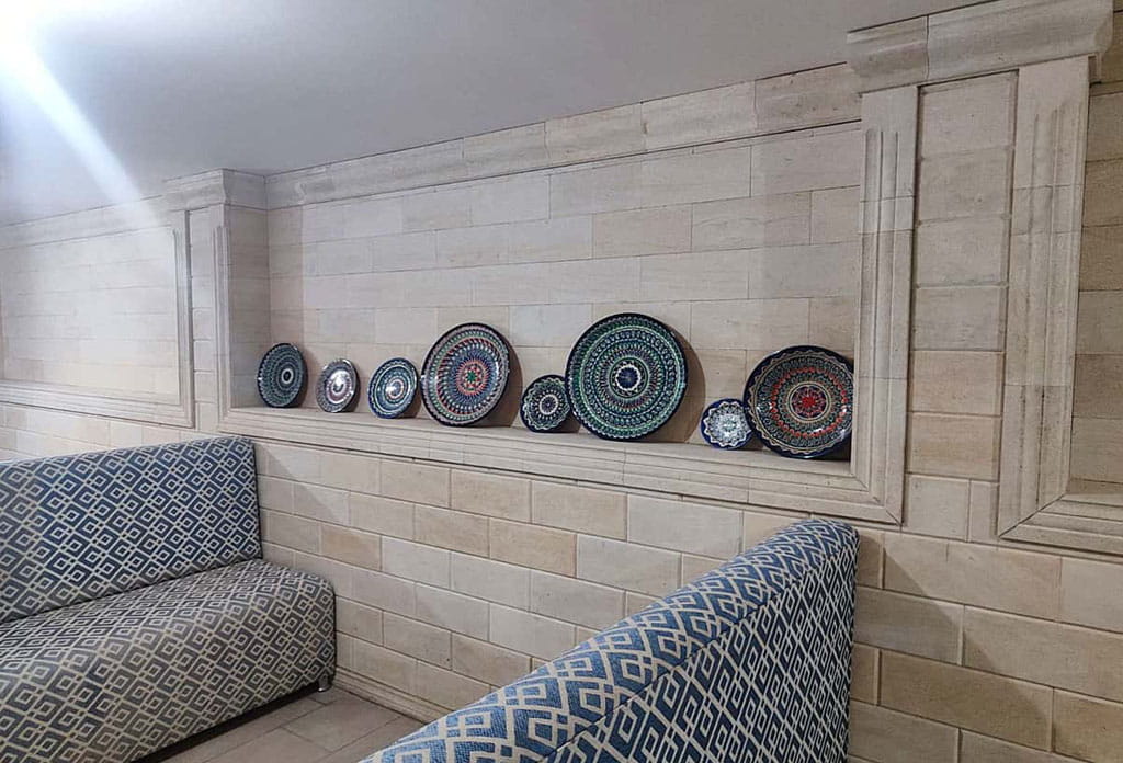 Отделка стен натуральным камнем в интерьере, ракушечник, травертин, песчаник, известняк, мрамор, плитняк в Москве, Санкт-Петербурге, Воронеже, Самаре, Ростове 