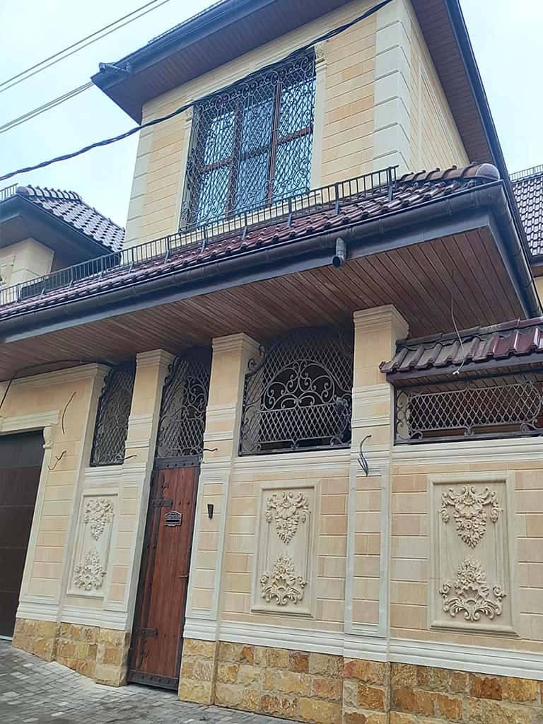 Варианты отделки фасада камнем в Москве: светлый песчаник и желтый ракушечник, травертин 